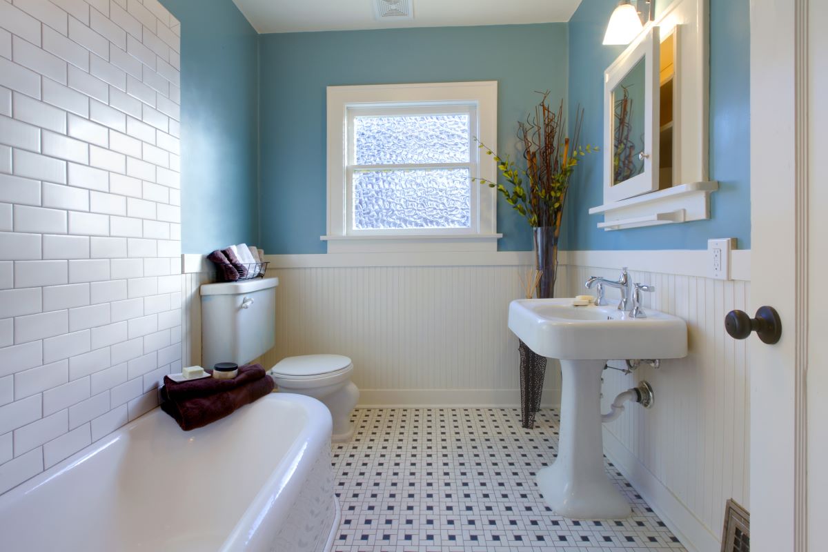 salle de bain peinture bleu et blanc