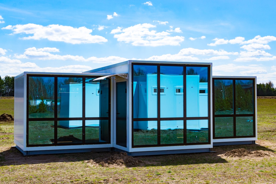 Maison modulaire avec grandes fenêtres