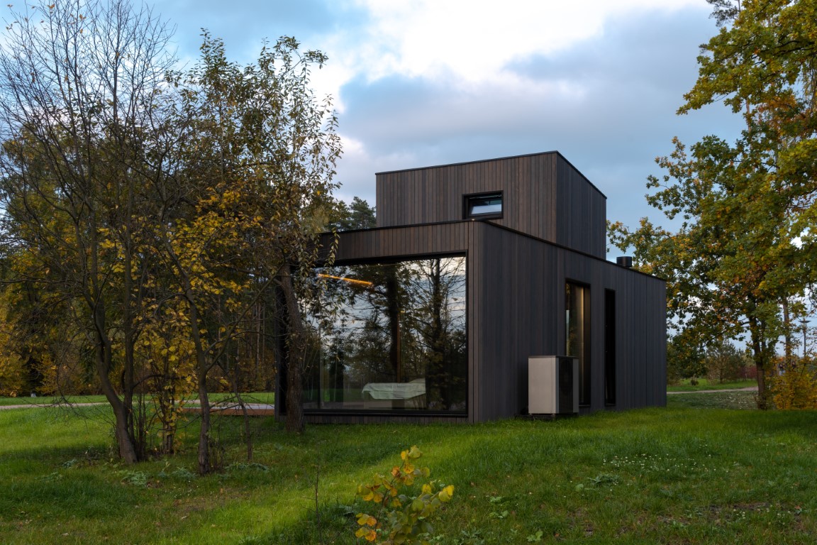 Vue de maison modulaire installée dans la nature