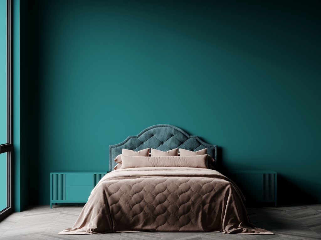 Parure de lit taupe dans une chambre verte