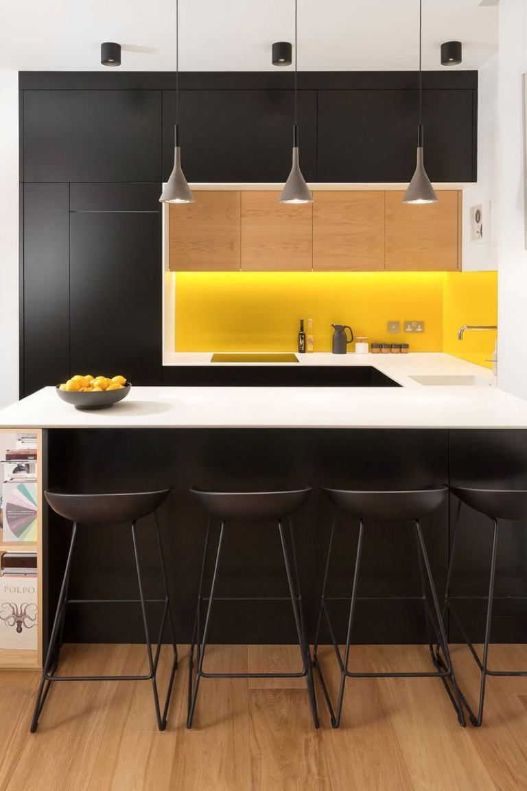 Ajouter un mur jaune dans une cuisine en noir et bois