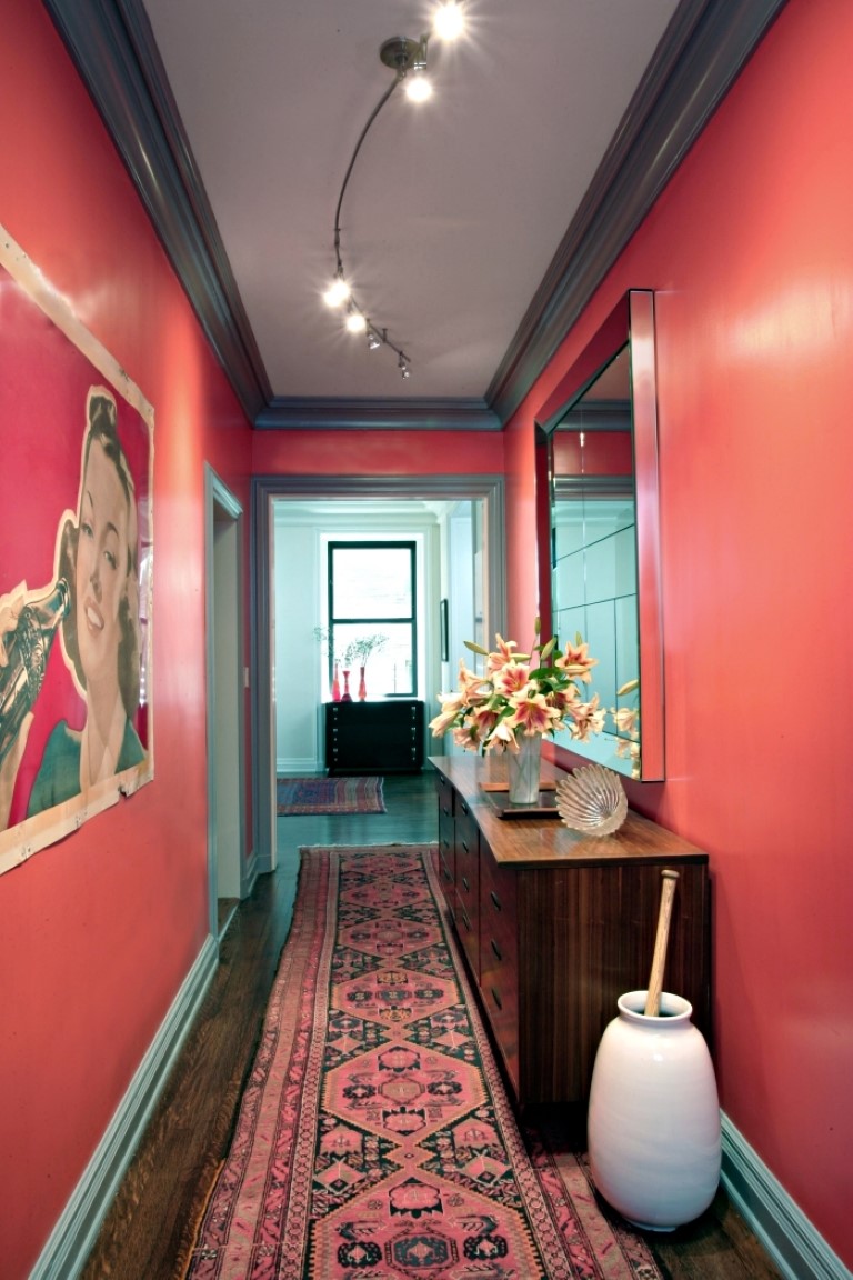 Couloir rouge et mur accent turquoise dans le fond