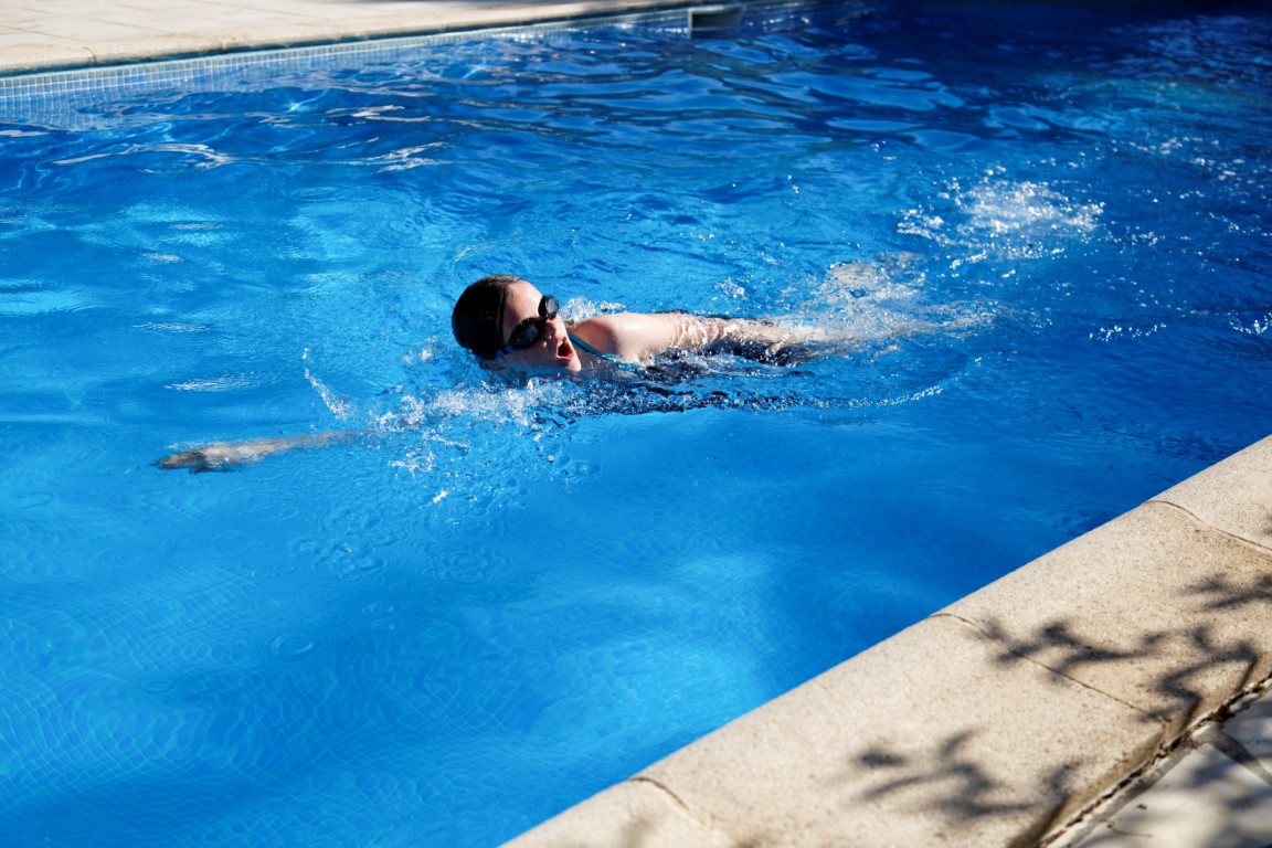 Nageur effectuant des longueurs de piscine