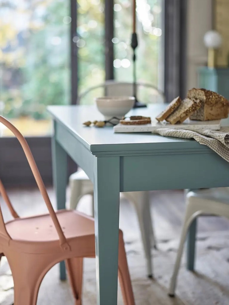 Une table bleu céladon dans une cuisine