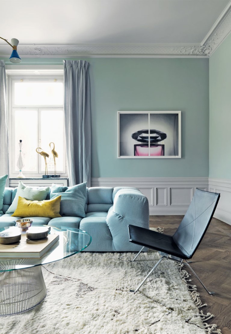 Placer un grand canapé bleu céladon dans une chambre 
