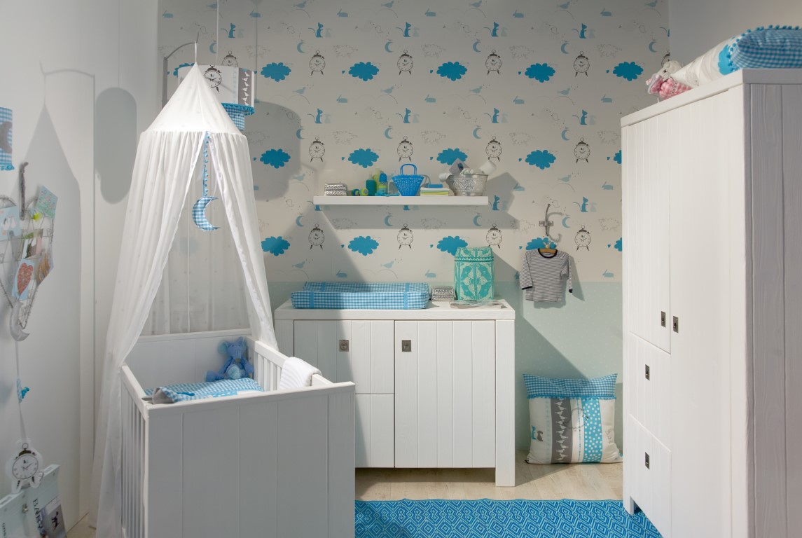 chambre de bébé décoration paisible et blanche
