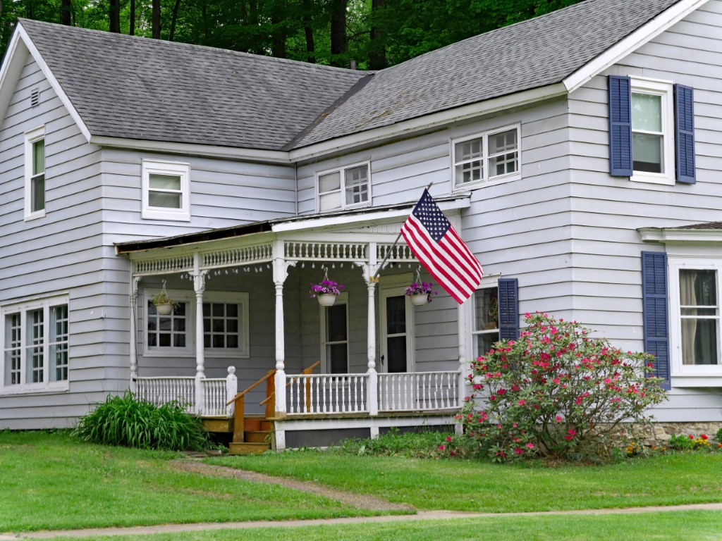 La façade et le porche d'une maison américaine en bois