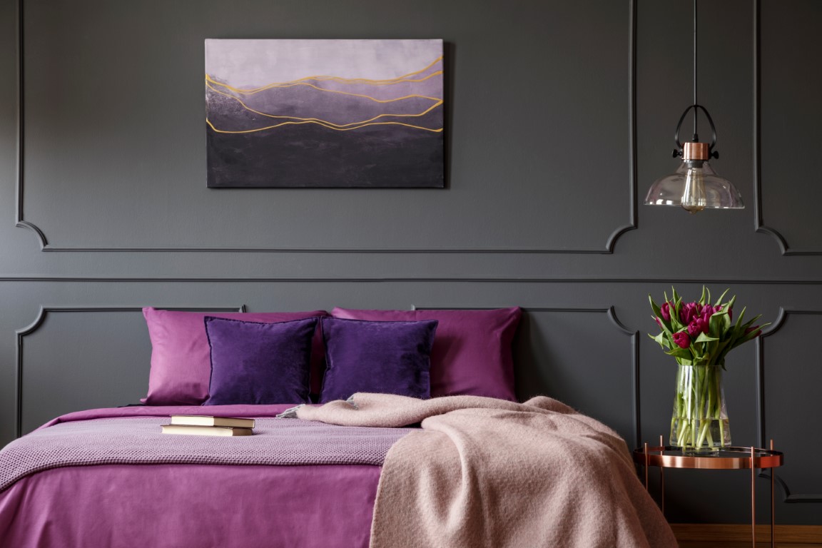 Une chambre en gris et violet