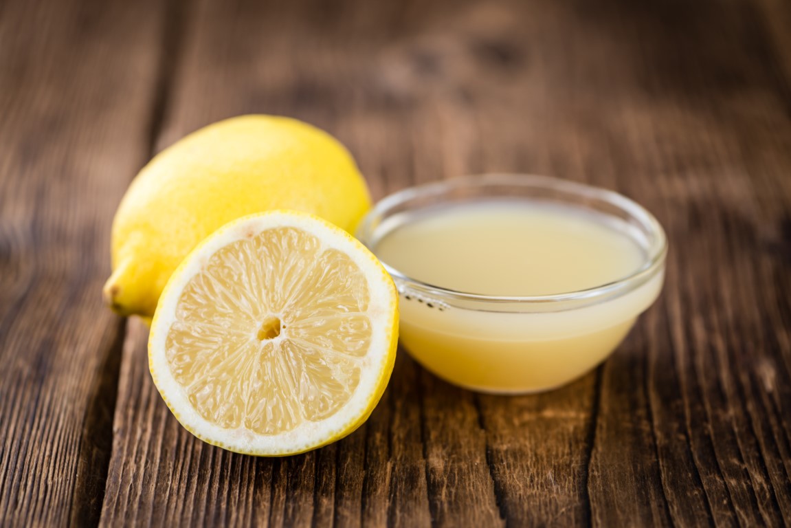 Verser du jus de citron pour éliminer le calcaire