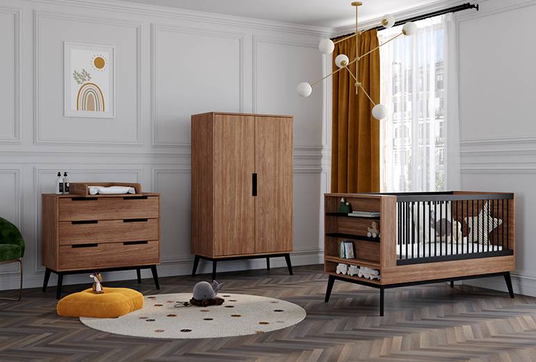 chambre de bébé avec des meubles en bois foncés